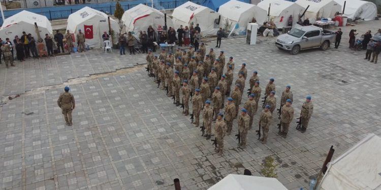 Malatya’da depremzedeler komandoları alkışlarla uğurladı