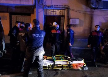 Manisa’da annesinin boğazını kesip çatıdan atlayan kişi öldü