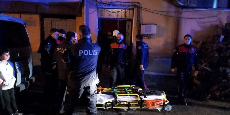 Manisa’da annesinin boğazını kesip çatıdan atlayan kişi öldü