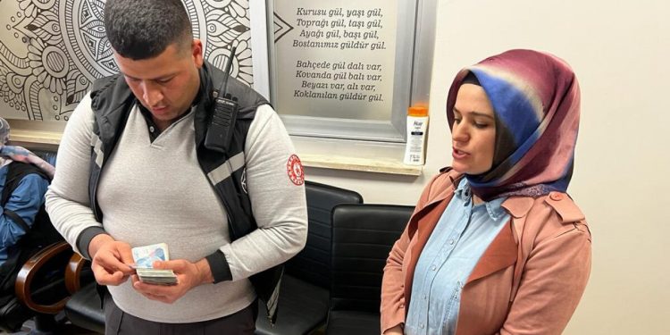 Mardin’de güvenlik görevlisi depremzedelere ait para buldu