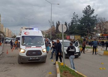 Mardin’de kırmızı ışıkta beklerken silahlı saldırıda ölen kardeşlere veda