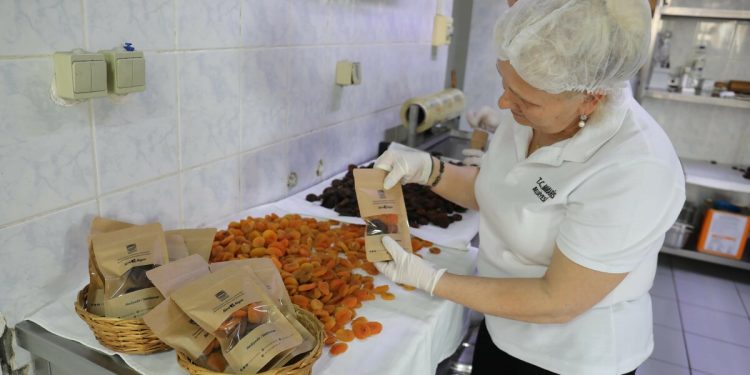 Marmaris’te depremzedelerden alınan kayısılar iftar sofralarına taşınacak