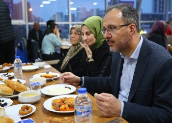 Mehmet Muharrem Kasapoğlu iftarını öğrenci yurdundaki depremzedelerle yaptı