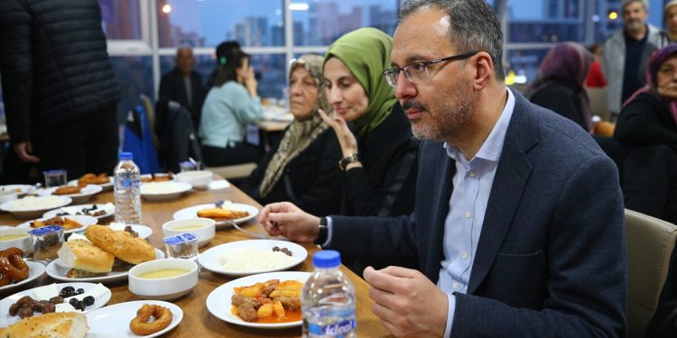 Mehmet Muharrem Kasapoğlu iftarını öğrenci yurdundaki depremzedelerle yaptı