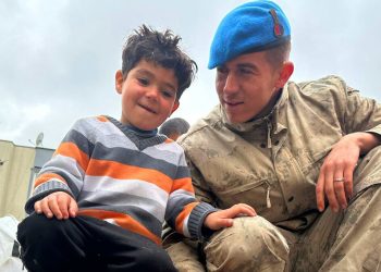 Mehmetçik, Adıyaman’da afetzede çocukla misket oynadı