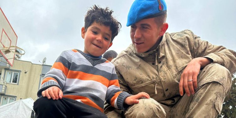 Mehmetçik, Adıyaman’da afetzede çocukla misket oynadı