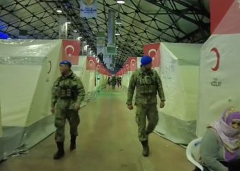 Mehmetçik’in depremzedelere yardım faaliyetleri devam ediyor