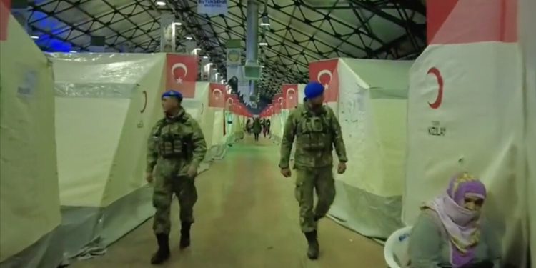 Mehmetçik’in depremzedelere yardım faaliyetleri devam ediyor