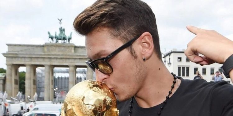 Mesut Özil’in vedası Almanya’da yankı uyandırdı