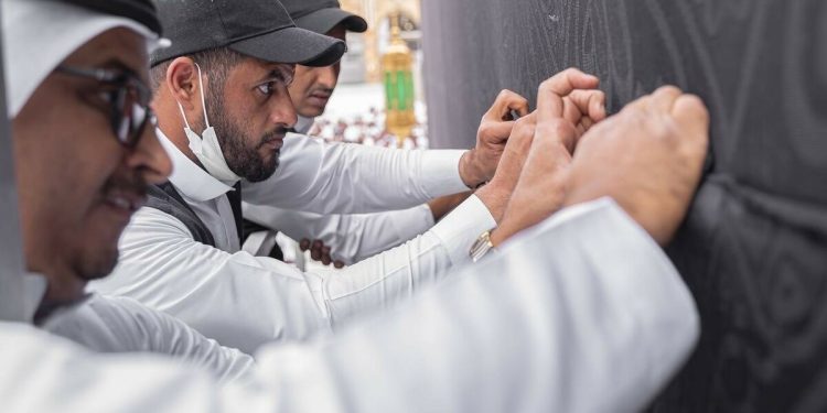 Müslümanlar Ramazan ayı için gün sayıyor: Kabe örtüsü Ramazan öncesi bakıma alındı