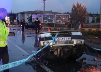 Nevşehir’de AFAD’ın minibüsü ile çarpışan otomobil ikiye bölündü