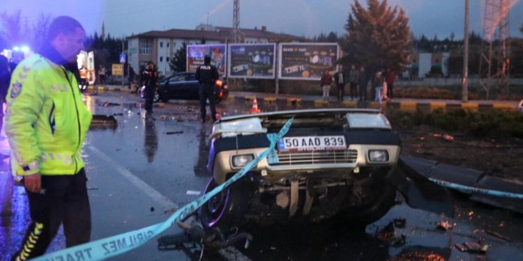 Nevşehir’de AFAD’ın minibüsü ile çarpışan otomobil ikiye bölündü