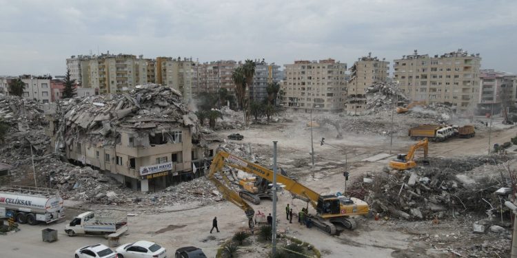 Osmaniye’de acil kararla yıkılan binalardan 236’sının enkazı kaldırıldı