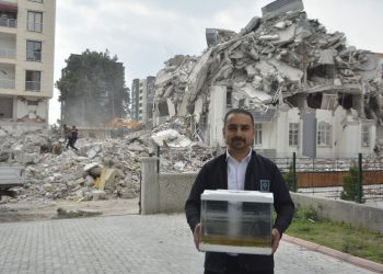 Osmaniye’de hasarlı evindeki balıkları 44 gün sonra canlı buldu
