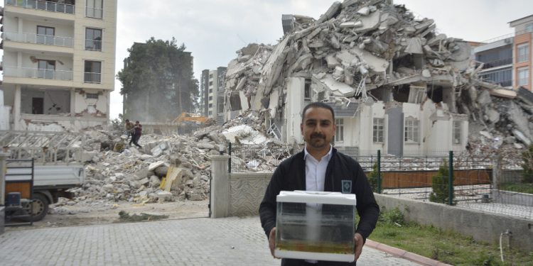 Osmaniye’de hasarlı evindeki balıkları 44 gün sonra canlı buldu
