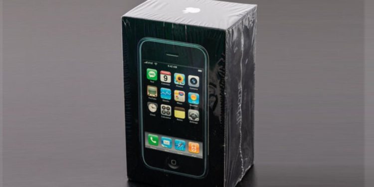 Özellikleri şimdi şaka gibi geliyor! Kutusu açılmamış ilk iPhone 54 bin dolara satıldı