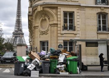 Paris sokaklarında çöp yığınları artıyor