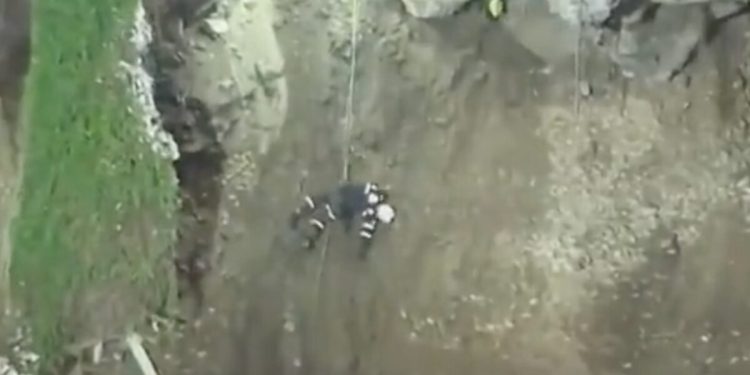 Peru’da heyelan! Polis memurunun üzerine derin dondurucu düştü