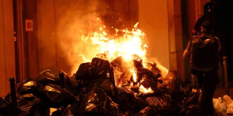 Protestocular, başkent Paris’i yangın yerine çevirdi