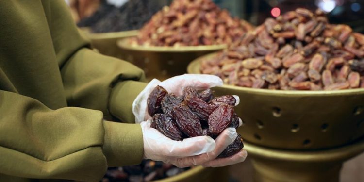 Ramazan ayının vazgeçilmezi hurma tezgahlardaki yerini aldı