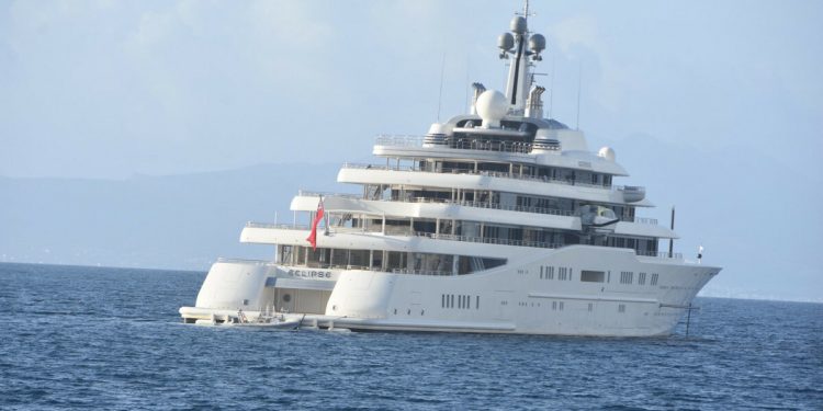 Rus milyarder Roman Abramoviç’in yatları 1 yıldır Muğla açıklarında