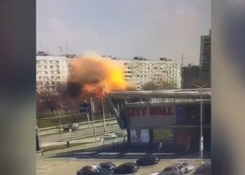 Rusya bir kez daha saldırdı! Binaya isabet eden füze kameraya yansıdı