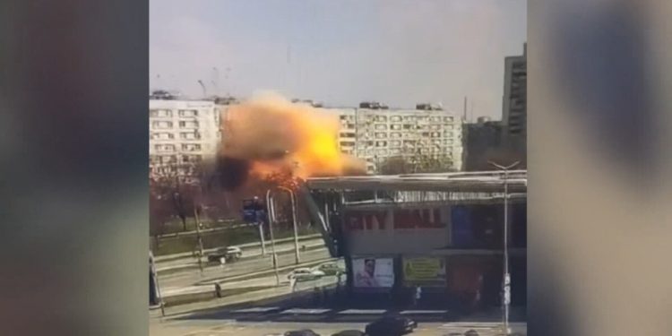 Rusya bir kez daha saldırdı! Binaya isabet eden füze kameraya yansıdı