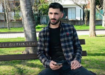 Sahnede türkü söylerken öldüğünü öğrendi