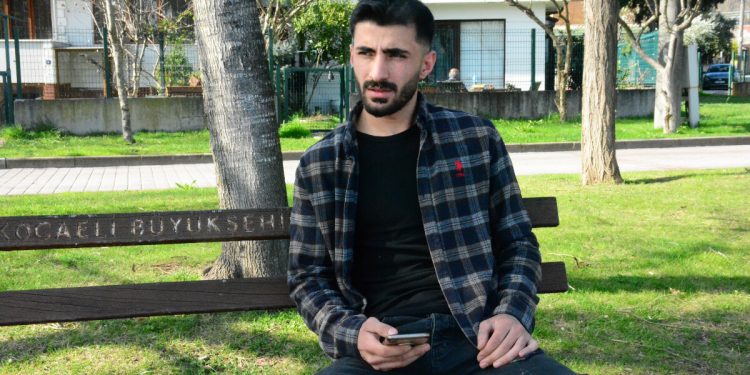 Sahnede türkü söylerken öldüğünü öğrendi