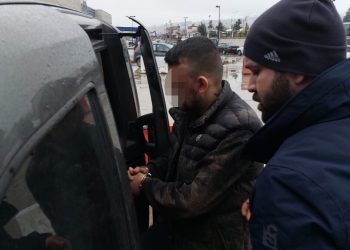 Samsun’da duraktan taksi çaldı! Kovalayan 3 polis arabasına zarar verdi