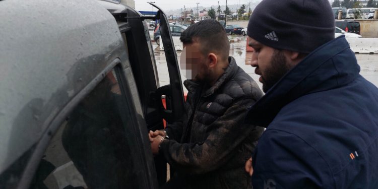 Samsun’da duraktan taksi çaldı! Kovalayan 3 polis arabasına zarar verdi