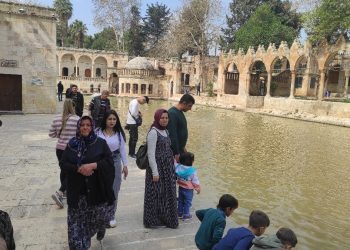 Şanlıurfa’da Balıklıgöl’ün suyu berraklaşıyor
