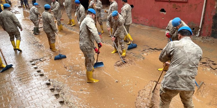 Şanlıurfa’da Mehmetçik görev başında: Selin yaraları sarılıyor