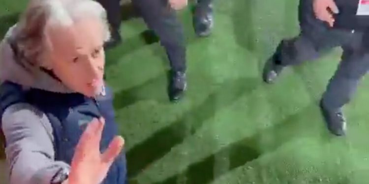 Sevinçten ne yapacağını şaşırdı! Fenerbahçe taraftarı Jesus’un elini tutarsa…