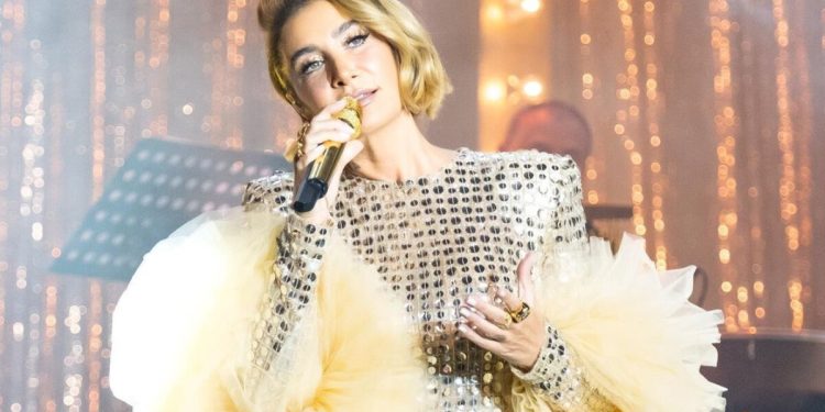 Sıla depremzedeler için sahneye çıktı