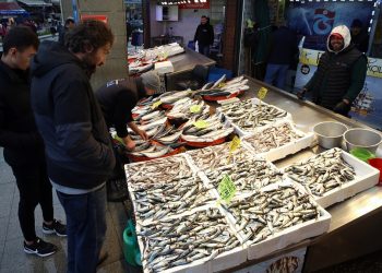 Trabzon’daki balıkçı tezgahlarında Ramazan bereketi