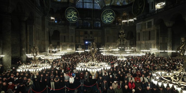 Türkiye de dahil 27 İslam ülkesinde mübarek ramazan ayı başladı
