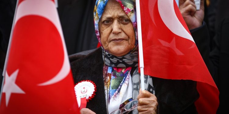 Türkiye Gaziler ve Şehit Aileleri Vakfı üyelerinden CHP’ye HDP ile görüşme tepkisi