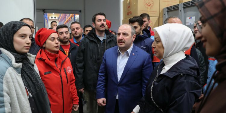 Türkiye’nin en büyük kayısı deposu, afetzedeler için lojistik merkeze dönüştürüldü