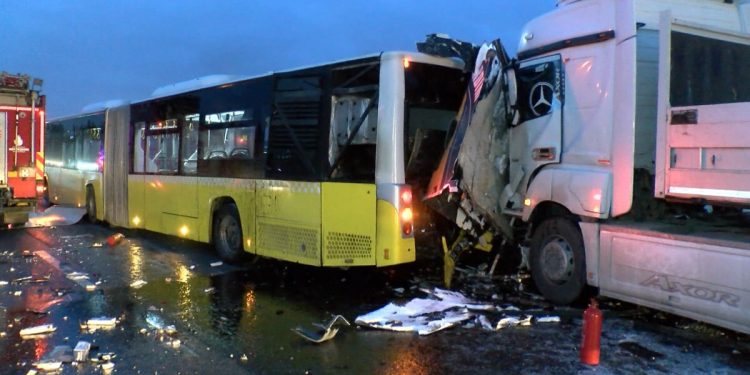 Tuzla’da tır, İETT otobüsü ile yol bakım aracına çarptı: 2 ölü, 2 yaralı
