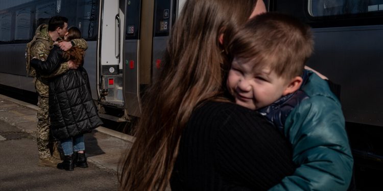 Ukrayna’da hüzünlü veda! Savaş için cepheye giden askerlerin aileleri duygusal anlar yaşadı