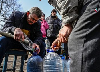 Ukrayna’da içme suyu sırası bekleyen halk görüntülendi