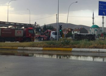 Afyonkarahisar’da kamyonet ile midibüsün çarpıştığı kazada 33 kişi yaralandı