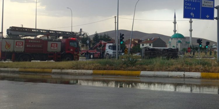 Afyonkarahisar’da kamyonet ile midibüsün çarpıştığı kazada 33 kişi yaralandı