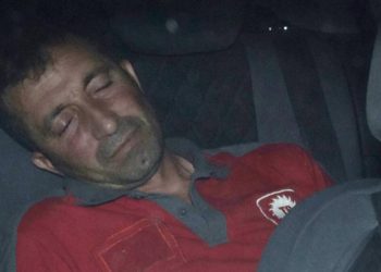 Aksaray’da alkollü sürücü önce polis aracında ardından da refüjde uyudu