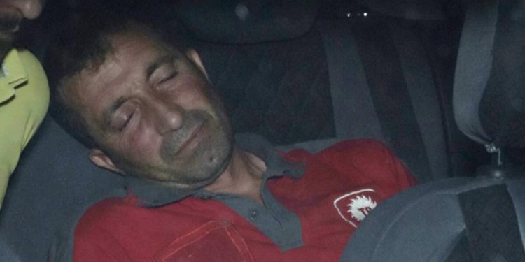 Aksaray’da alkollü sürücü önce polis aracında ardından da refüjde uyudu