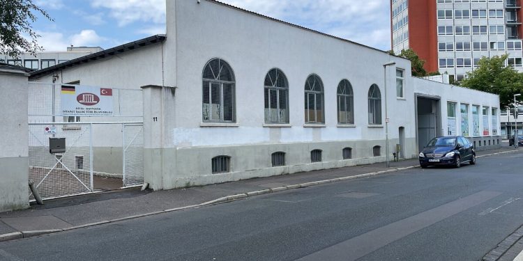 Almanya’da terör örgütü PKK yandaşlarından camiye çirkin saldırı