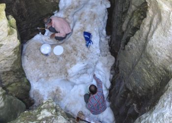 Antalya’da Çimi Yaylasında buzdolabı yerine kar obrukları kullanılıyor