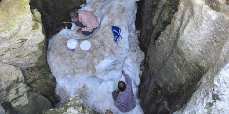 Antalya’da Çimi Yaylasında buzdolabı yerine kar obrukları kullanılıyor