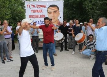 Burdur’da cezaevinden izinli çıktı! Suçlu olduğuna inanmayanlar davul zurna ile karşıladı